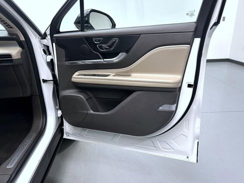 Used 2023 Lincoln Corsair AWD image 16