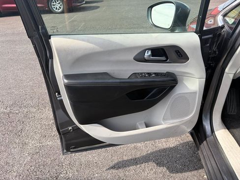 Used 2022 Chrysler Pacifica Touring-L FWD image 9