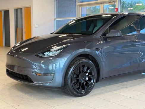 Used 2022 Tesla Model Y Long Range AWD/4WD image 3