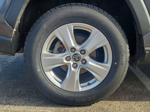 Used 2021 Toyota RAV4 XLE AWD/4WD image 5