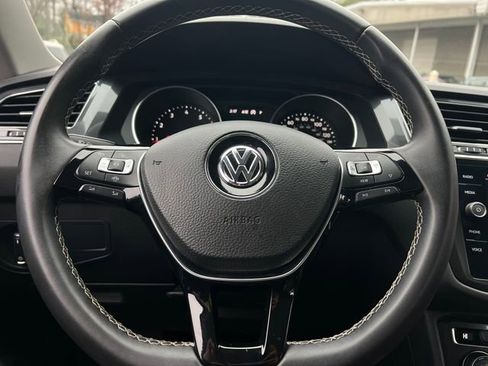 Used 2021 Volkswagen Tiguan SE w/ Panoramic Sunroof Package image 21