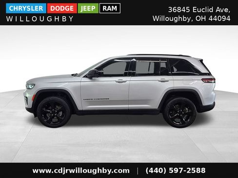 Used 2023 Jeep Grand Cherokee Altitude AWD/4WD image 6
