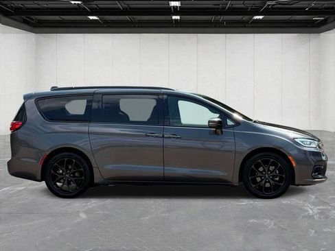 Certified 2022 Chrysler Pacifica Touring-L w/ S Appearance Package FWD image 6