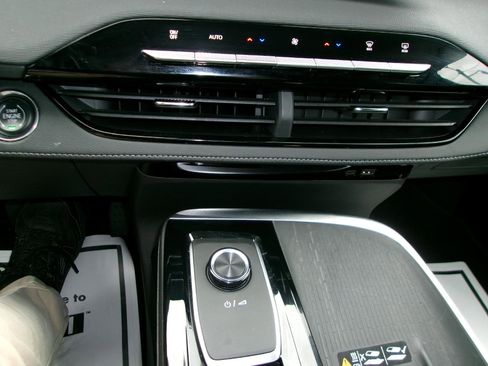 Used 2025 Buick Enclave Preferred image 17