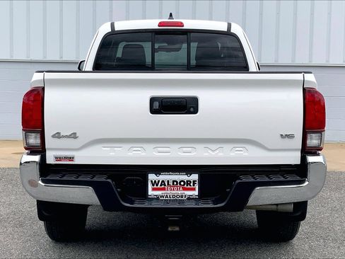 Used 2020 Toyota Tacoma SR5 AWD/4WD image 5
