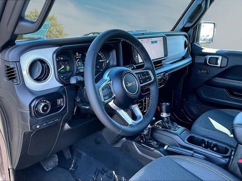 Used 2025 Jeep Wrangler Unlimited Sahara AWD/4WD image 16