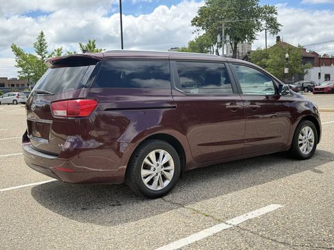 Used 2017 Kia Sedona LX w/ LX Essentials Premium Package FWD image 9