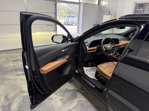 Used 2024 Cadillac XT4 Sport AWD/4WD image 8