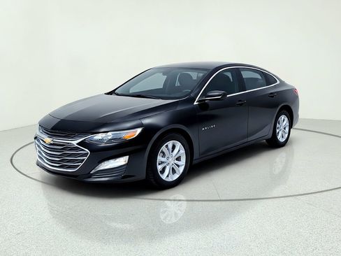 Used 2025 Chevrolet Malibu LT FWD image 2