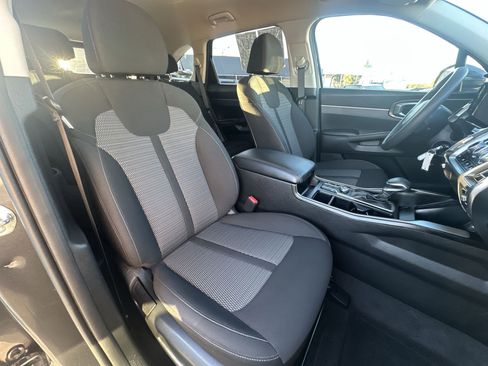 Used 2023 Kia Sorento LX image 28