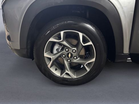 Used 2025 Chevrolet Trax LT w/ LT Convenience Package FWD image 14