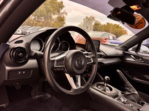 Used 2021 MAZDA MX-5 Miata Club RWD image 15