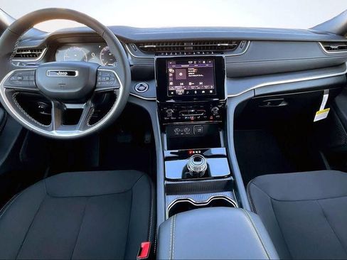 New 2025 Jeep Grand Cherokee Laredo image 5