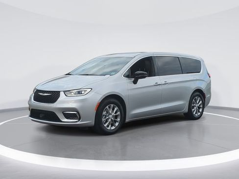 New 2026 Chrysler Pacifica Limited w/ Trailer Tow Group image 1