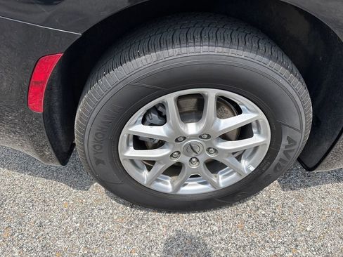 Used 2025 Chrysler Pacifica Select FWD image 5