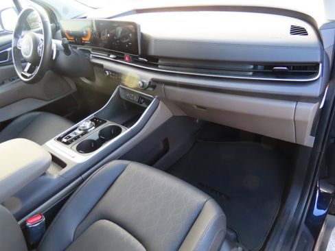 Used 2025 Kia Carnival EX image 10
