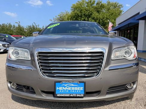 Used 2011 Chrysler 300 Limited RWD image 2