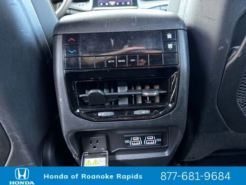 Used 2024 Jeep Grand Cherokee L Laredo image 33