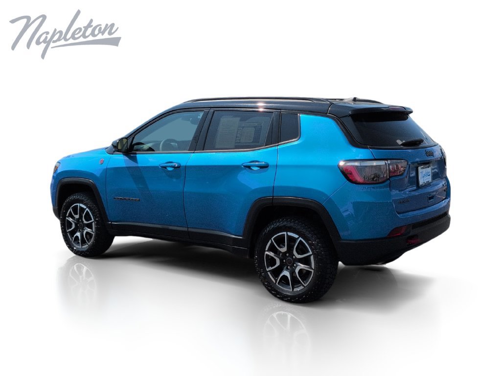 Used 2025 Jeep Compass Trailhawk AWD/4WD image 3