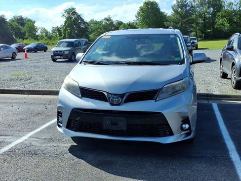 Used 2019 Toyota Sienna SE FWD image 4
