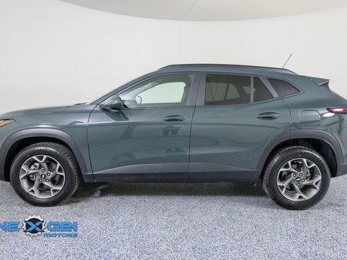 Used 2025 Chevrolet Trax LT FWD image 4
