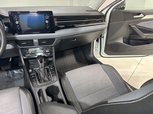 Used 2025 Volkswagen Jetta SE w/ Black Wheel Package image 19