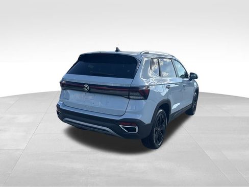 New 2026 Volkswagen Taos SE image 4