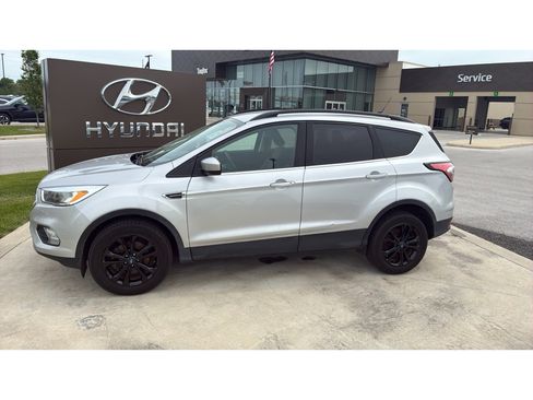 Used 2018 Ford Escape SE w/ SE Sync 3 Package FWD image 2
