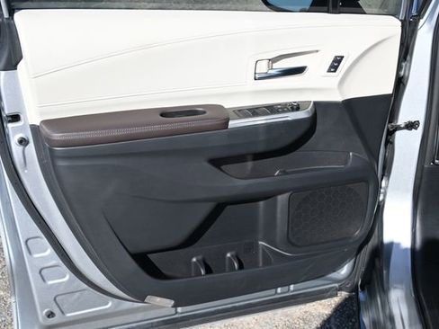 Used 2021 Toyota Sienna Platinum image 10
