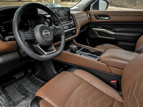 Used 2024 Nissan Pathfinder Platinum w/ Cargo Package image 12