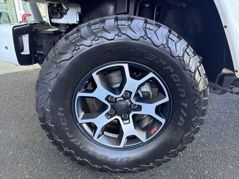 Used 2015 Jeep Wrangler Unlimited Sahara w/ Connectivity Group AWD/4WD image 30