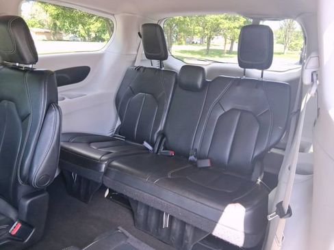 Used 2023 Chrysler Pacifica Touring-L FWD image 20