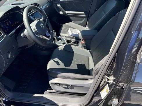 Certified 2024 Volkswagen Tiguan SE w/ Panoramic Sunroof Package image 5