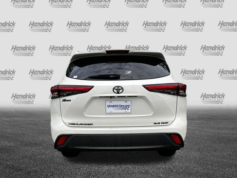 Used 2021 Toyota Highlander XLE AWD/4WD image 9