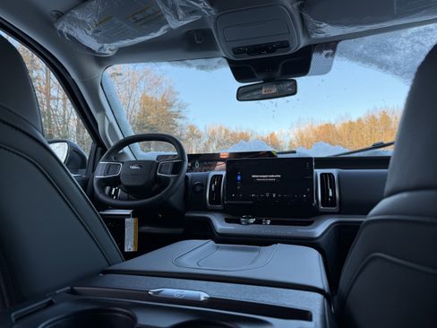 New 2026 Ford Expedition Active image 3