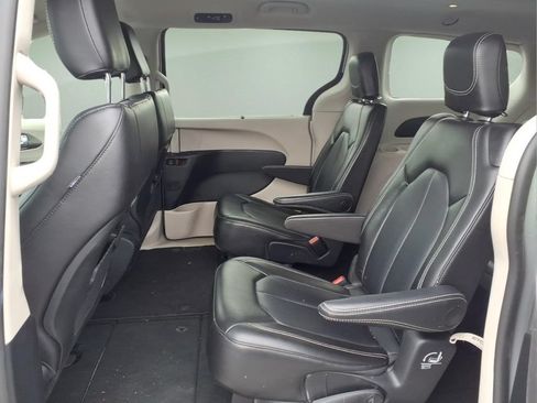 Used 2024 Chrysler Pacifica Touring-L FWD image 5