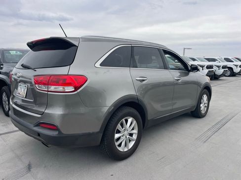 Used 2016 Kia Sorento LX FWD image 2