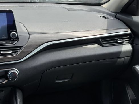 Used 2025 Nissan Altima 2.5 SV FWD image 31