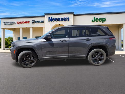 Used 2024 Jeep Grand Cherokee Altitude RWD image 4