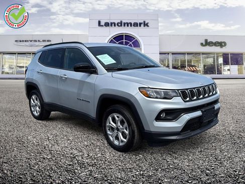 Used 2025 Jeep Compass Latitude AWD/4WD image 1