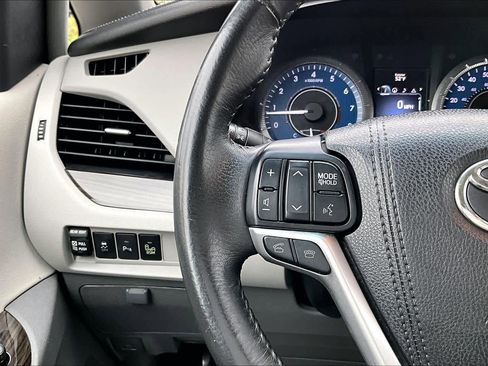 Used 2017 Toyota Sienna XLE image 23