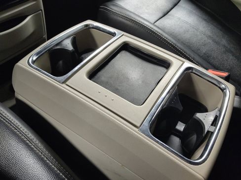 Used 2016 Chrysler Town & Country Touring w/ Driver Convenience Group image 26