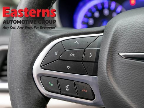 Used 2023 Chrysler Pacifica Touring-L FWD image 15
