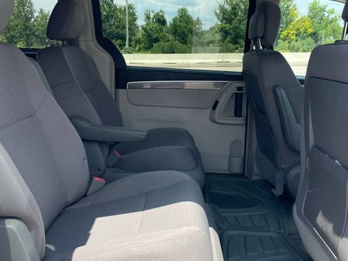 Used 2012 Volkswagen Routan S FWD image 10