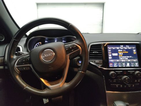 Used 2019 Jeep Grand Cherokee Laredo w/ 18" Wheel & 8.4" Radio Group AWD/4WD image 22