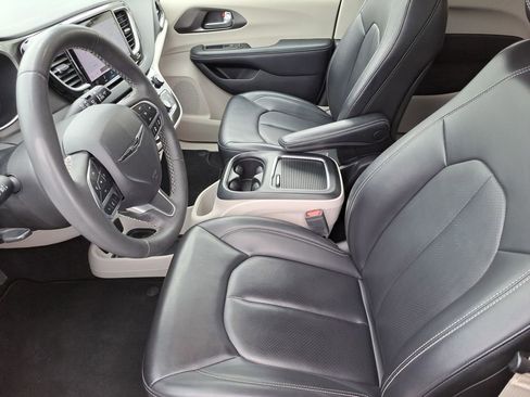 Used 2023 Chrysler Pacifica Touring-L FWD image 16