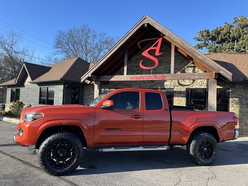 Used 2016 Toyota Tacoma SR5 image 2