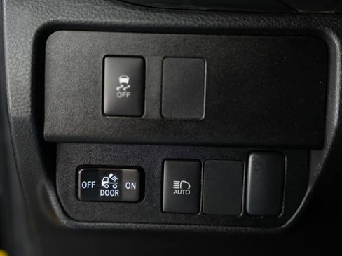 Used 2022 Toyota Tacoma SR5 w/ Technology Package RWD image 40