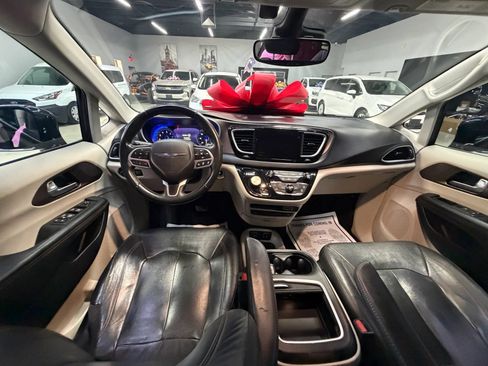Used 2017 Chrysler Pacifica Touring-L Plus w/ Advanced Safetytec Group FWD image 23