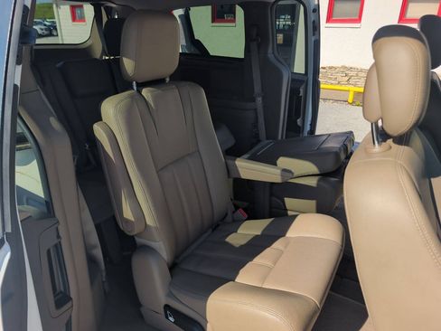 Used 2015 Chrysler Town & Country Touring FWD image 20
